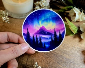 Naklejka winylowa Northern Lights: Scena leśna z zorzą polarną