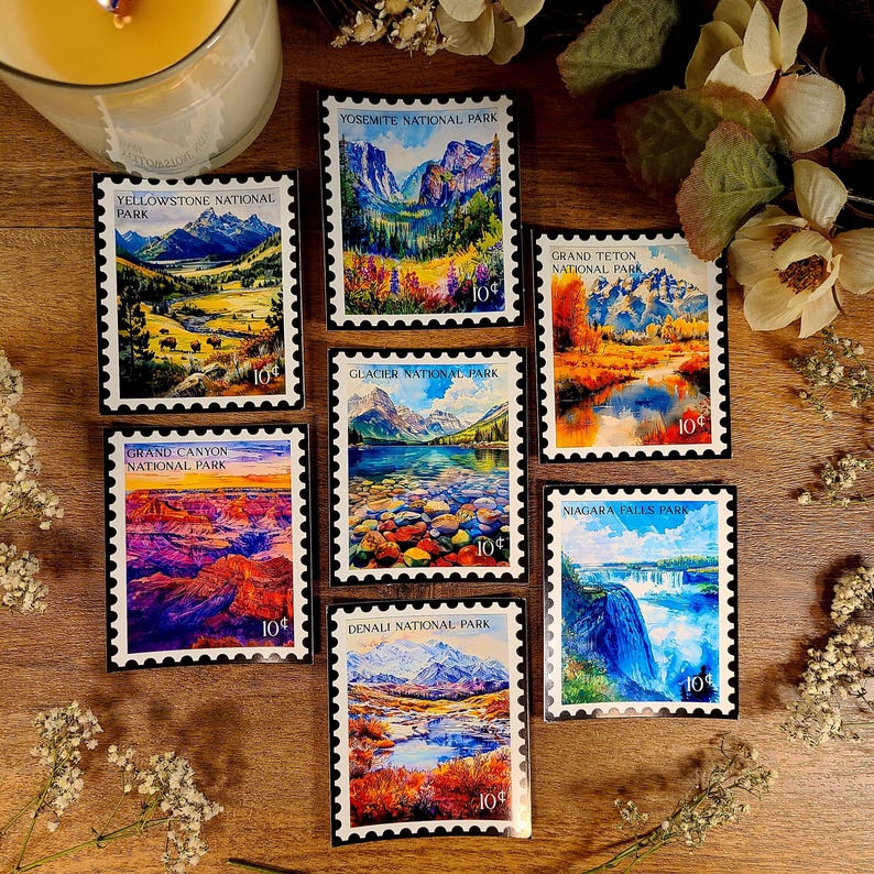 Puede incluir: Seis pegatinas cuadradas de colores con im&aacute;genes de parques nacionales. Cada pegatina presenta un parque diferente, incluyendo Yellowstone, Yosemite, el Gran Ca&ntilde;&oacute;n, Grand Teton, Glacier y las Cataratas del Ni&aacute;gara. Cada pegatina tiene un borde negro y el texto "10&cent;" en la esquina inferior derecha.