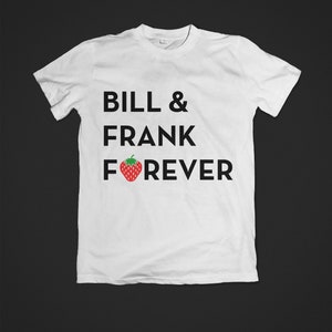 Peut inclure: T-shirt blanc avec un texte noir qui dit "BILL & FRANK FOREVER" avec un graphique de fraise rouge au milieu du mot "FOREVER".