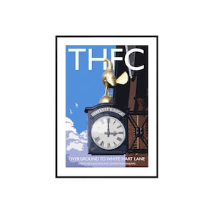 Puede incluir: Una impresión artística enmarcada que representa una torre del reloj con una estatua dorada de un gallo. La esfera del reloj muestra números romanos. El texto "THEFC" está en la parte superior, con "OVERGROUND TO WHITE HART LANE" y "STOKE NEWINGTON AND EDMONTON RAILWAY" debajo.