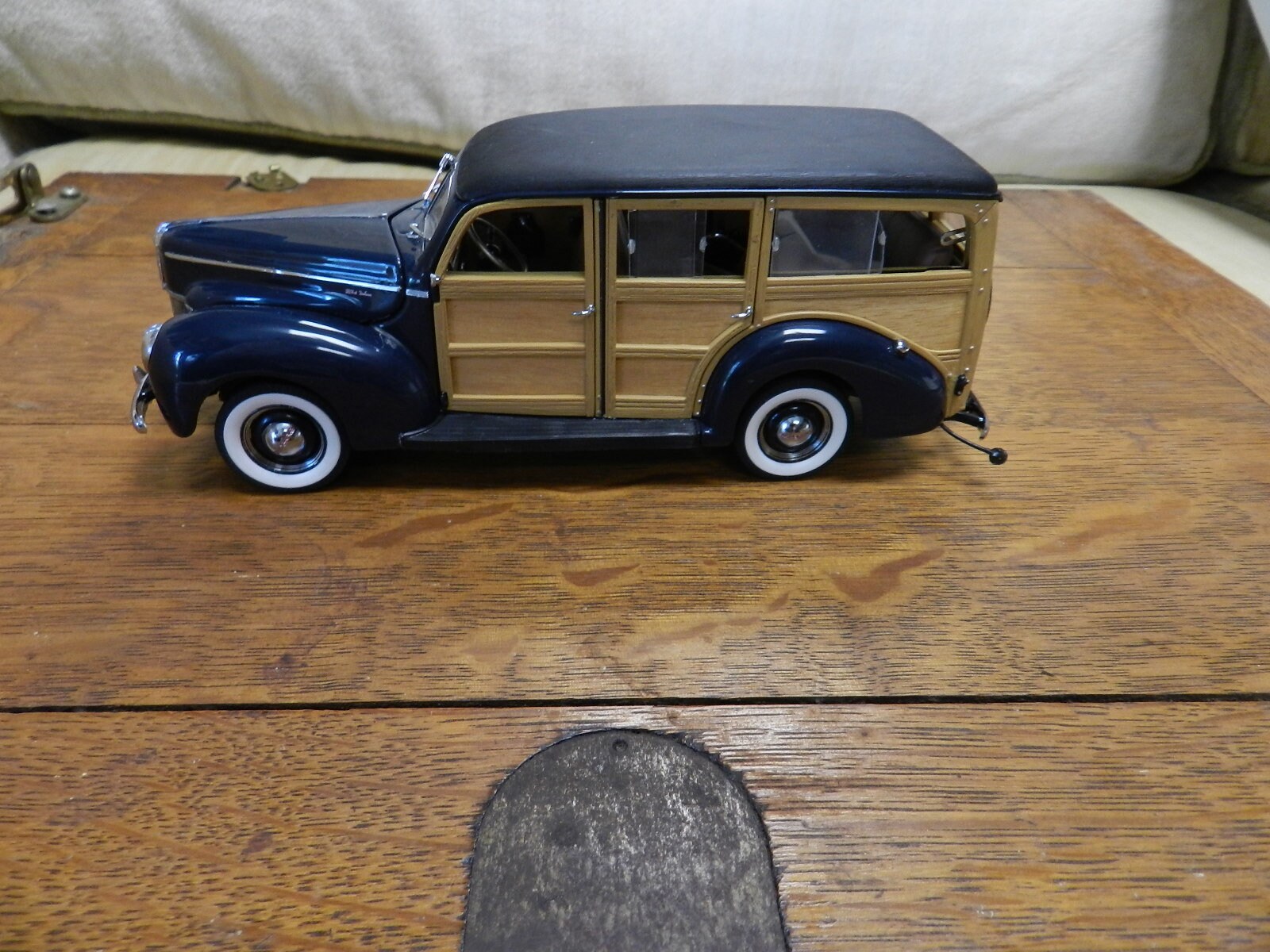 Danbury Mint 1940 Ford Deluxe Station Wagon Replica pressofusa in