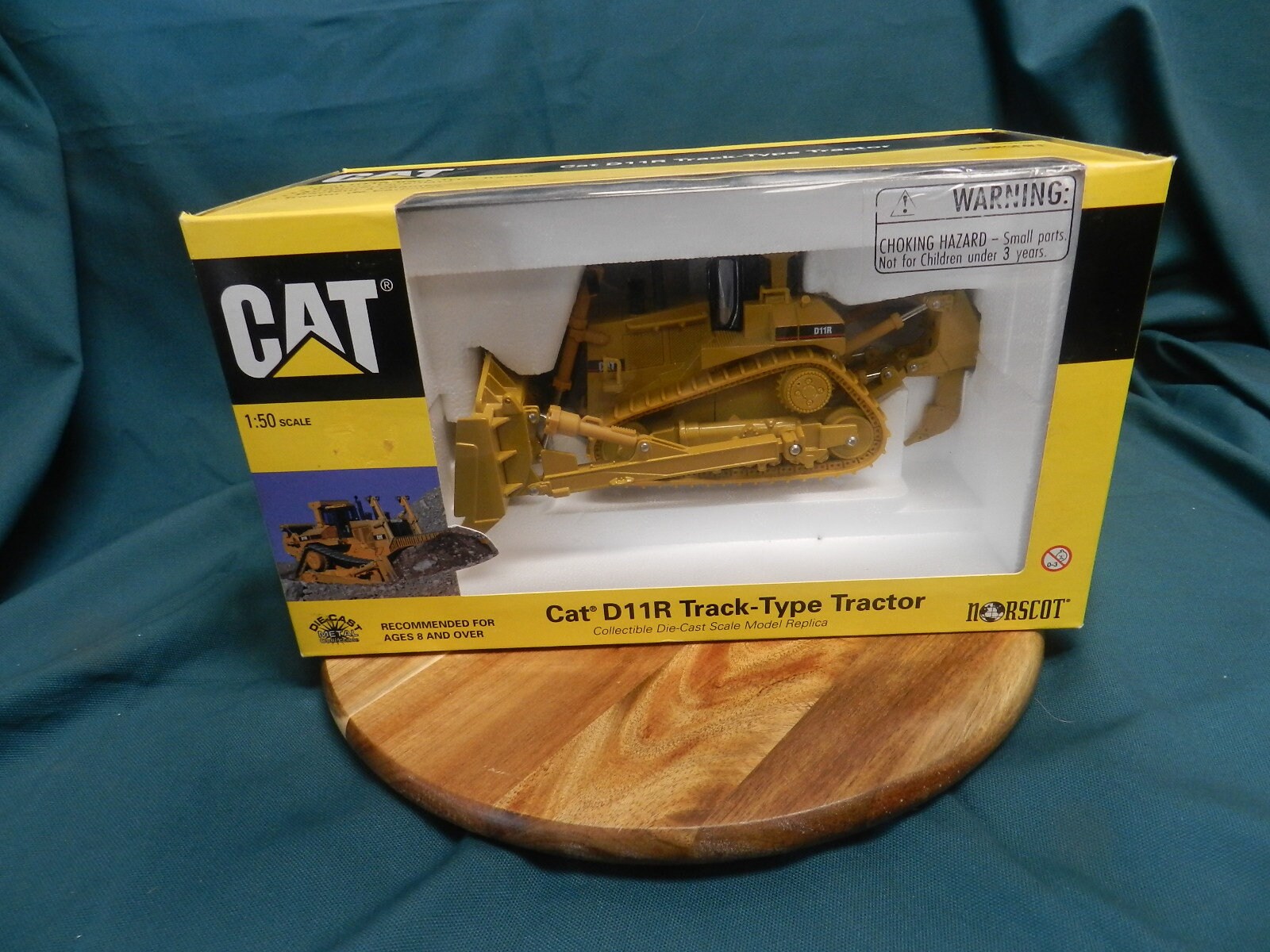 Norscot Cat D11R Track-type Tractor Bulldozer Model 55025, 1:50