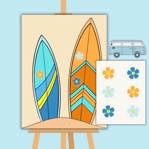 Peut inclure: Une peinture sur un chevalet en bois de deux planches de surf avec des motifs bleus et orange. Les planches de surf sont sur une plage de sable. Il y a des fleurs bleues et orange sur les planches de surf.
