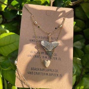 Collana con dente di squalo unico nel suo genere, avvolto a mano su doppia catena in oro con cuore