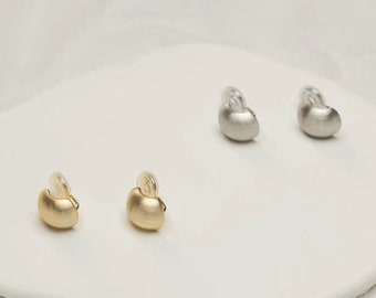 Boucle d'oreille à clip - Haricot argenté ou doré, boucles d'oreilles clip minimalistes délicates, conception de coussinets hélicoïdaux pour oreilles non percées, cadeau pour elle