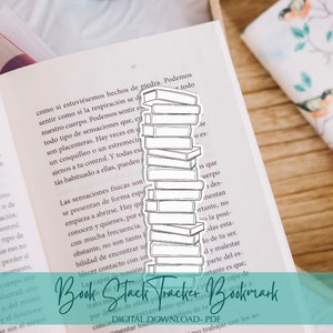 Könnte beinhalten: Eine Schwarzweißzeichnung eines Stapels Bücher mit dem Text "Book Stack Tracker Bookmark" am unteren Rand. Das Lesezeichen ist so konzipiert, dass es verwendet werden kann, um eine Stelle in einem Buch zu markieren.