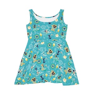 Może przedstawiać: Turkusowa sukienka bez rękawów z wzorem przedstawiającym Myszki Miki, kotwice i powtarzające się słowa "Castaway Cay".