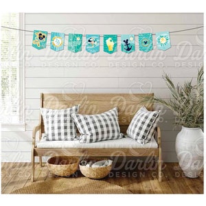 Puede incluir: Una pancarta azul y amarilla con ilustraciones de tem&aacute;tica n&aacute;utica y playera. La pancarta est&aacute; colgada en una pared de madera blanca sobre un banco de madera con dos almohadas de cuadros. La pancarta incluye ilustraciones de un perro con un salvavidas, una sombrilla de playa, una concha, un ancla, un sol y el n&uacute;mero 25.