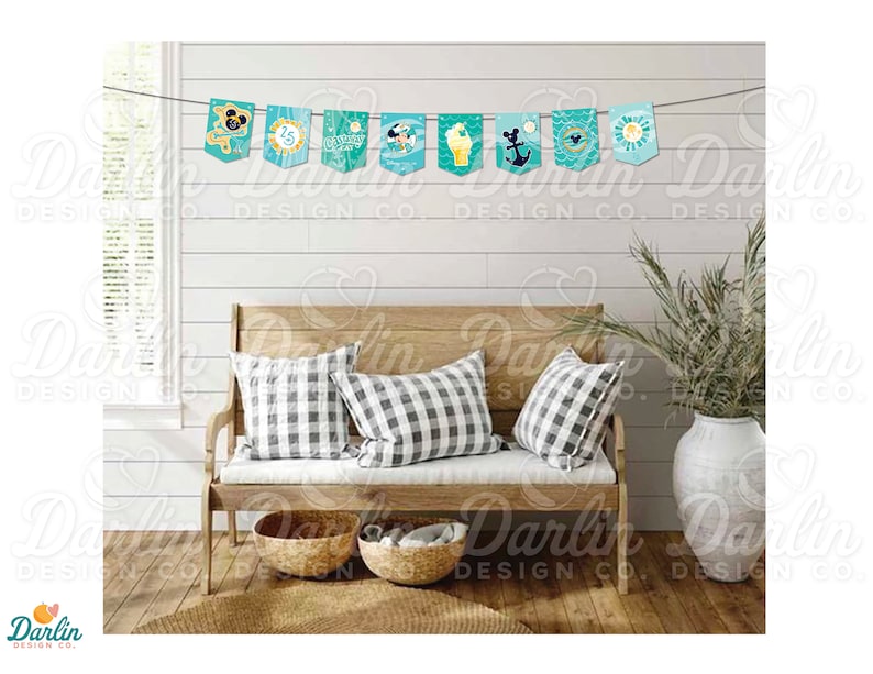 Puede incluir: Una pancarta azul y amarilla con ilustraciones de tem&aacute;tica n&aacute;utica y playera. La pancarta est&aacute; colgada en una pared de madera blanca sobre un banco de madera con dos almohadas de cuadros. La pancarta incluye ilustraciones de un perro con un salvavidas, una sombrilla de playa, una concha, un ancla, un sol y el n&uacute;mero 25.