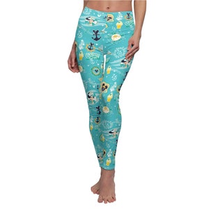 Może przedstawiać: Turkusowe legginsy z kolorowym wzorem przedstawiającym Myszki Miki, kotwice i napis "Castaway Cay".