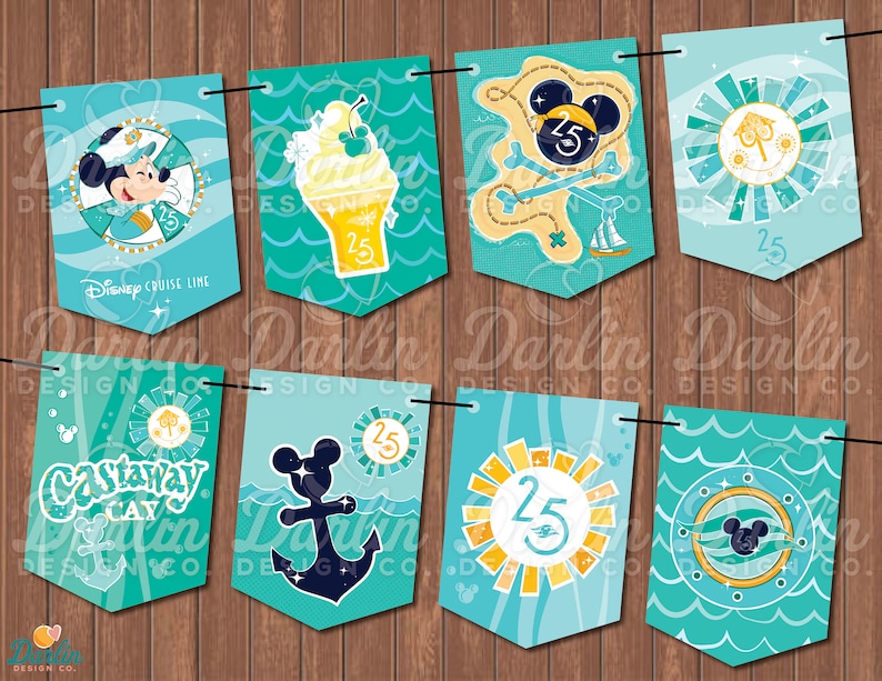 Puede incluir: Un banner con ocho banderas que representan a Mickey Mouse, un mapa del tesoro, un reloj de sol, un ancla de Mickey Mouse, un salvavidas de Mickey Mouse, un cono de helado de Mickey Mouse, un tim&oacute;n de barco de Mickey Mouse y el texto "Castaway Cay" con una cabeza de Mickey Mouse. Las banderas son azules, verdes y amarillas con olas blancas.