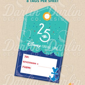 Peut inclure: Une étiquette bleu turquoise avec un cercle blanc et le numéro 25 au centre. L'étiquette a un logo blanc Disney Cruise Line et une ancre bleue avec des oreilles de Mickey Mouse. L'étiquette a une zone blanche avec les mots "À:" et "Numéro de cabine" et "De:" pour écrire des informations. L'étiquette mesure 6,35 cm sur 10,16 cm.