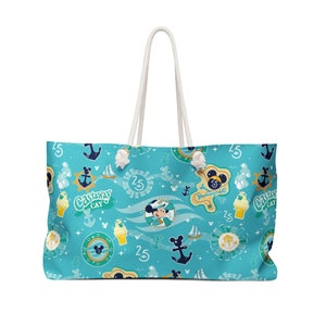 Może przedstawiać: Duża turkusowa torba z białymi uchwytami z liny. Torba ma powtarzający się wzór elementów żeglarskich, w tym kotwice, żaglówki i wizerunki Myszki Miki. Widoczny jest również tekst "Castaway Cay" i "25".