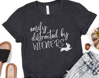 Se distrae fácilmente con wieners, camiseta Dachshund, camiseta Doxie, camiseta de manga corta Unisex Jersey