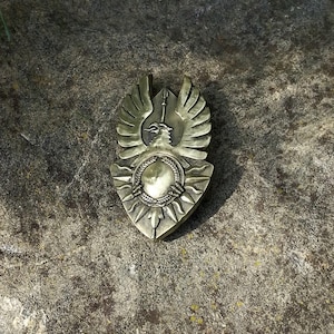 Emblème de Myrmidia avec symboles d&#39;aigle, de lance et de bouclier