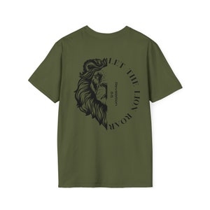 Pode incluir: Uma camiseta verde com um gráfico de leão preto e o texto "Let the Lion Roar" e "Revelation 5:5".