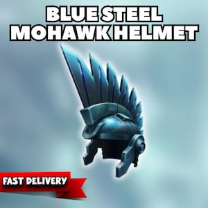 Puede incluir: Casco Mohawk de acero azul con una cresta puntiaguda. El casco tiene un brillo metálico y se encuentra sobre un fondo azul claro. El texto en la parte superior dice "BLUE STEEL MOHAWK HELMET".