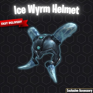 Può includere: Un elmo Ice Wyrm in metallo scuro caratterizzato da due grandi corna cristalline traslucide color azzurro che si estendono verso l'alto e due punte cristalline più piccole ricurve verso il basso. L'elmo è decorato con piccole gemme quadrate color ottanio.