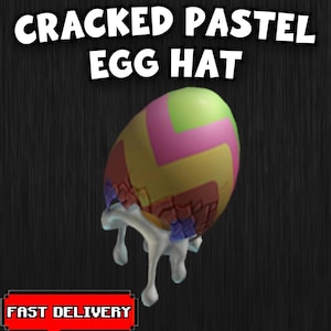 Puede incluir: Un sombrero de huevo pastel agrietado con un diseño caprichoso. El sombrero en forma de huevo presenta una cáscara agrietada con colores pastel, incluyendo verde, rosa y amarillo. El texto "CRACKED PASTEL EGG HAT" se muestra encima del sombrero. Las palabras "FAST DELIVERY" se muestran en un cuadro rojo.