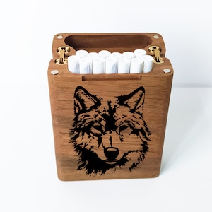 Regalo di San Valentino per lui, regalo personalizzato, portasigarette con testa di lupo incisa, scatola portasigarette in legno