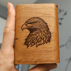 Portasigarette in legno di noce con testa d'aquila incisa, personalizzabile a scelta, dimensioni per centinaia o standard (3,9" o 3,3")