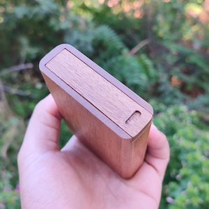 Portasigarette in legno con coperchio scorrevole, dimensioni opzionali 100 o standard, realizzato in legno di noce.