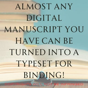 以下が含まれることがあります： 本のクローズアップ。ページには「ALMOST ANY DIGITAL MANUSCRIPT YOU HAVE CAN BE TURNED INTO A TYPESET FOR BINDING!」というテキストが書かれています。テキストは黒で、背景は青です。