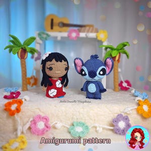 Può includere: Uno schema di amigurumi all'uncinetto con Stitch di Lilo & Stitch e una ragazza con un fiore nei capelli. I personaggi sono in piedi su una torta bianca decorata con fiori colorati. Il testo "Amigurumi pattern" è visualizzato nella parte inferiore dell'immagine.