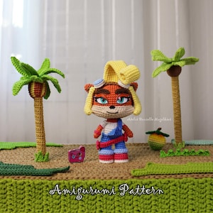 Pode incluir: Boneca de crochê feita à mão de um personagem de desenho animado, usando uma faixa de cabelo amarela, macacão azul e sapatos vermelhos. A boneca é cercada por palmeiras de crochê e um pequeno acessório rosa.