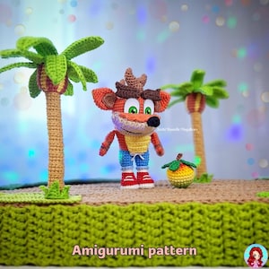 Pode incluir: Amigurumi de crochê de um personagem de desenho animado com pele laranja, calções azuis e sapatos vermelhos, em uma paisagem de crochê com palmeiras e uma fruta. O texto "Amigurumi pattern" está na parte inferior.