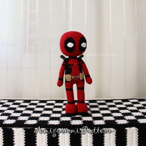 Könnte beinhalten: Eine weiße Keramik-Tasse mit schwarzem Henkel und dem Text "But First, Coffee" in handschriftlichem Stil. Die Tasse steht auf einer weißen Oberfläche. Die Tasse ist etwa 10 cm hoch.