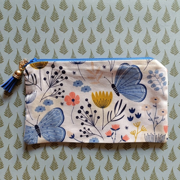 Trousse en tissu, cousue main. Motifs végétaux et papillons