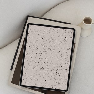 Neutralna estetyczna tapeta na iPada, beżowy kropkowany marmurowy wzór ekranu blokady tabletu, rozprysk farby na iPadzie Air Pro tło kobiece wygaszacz ekranu