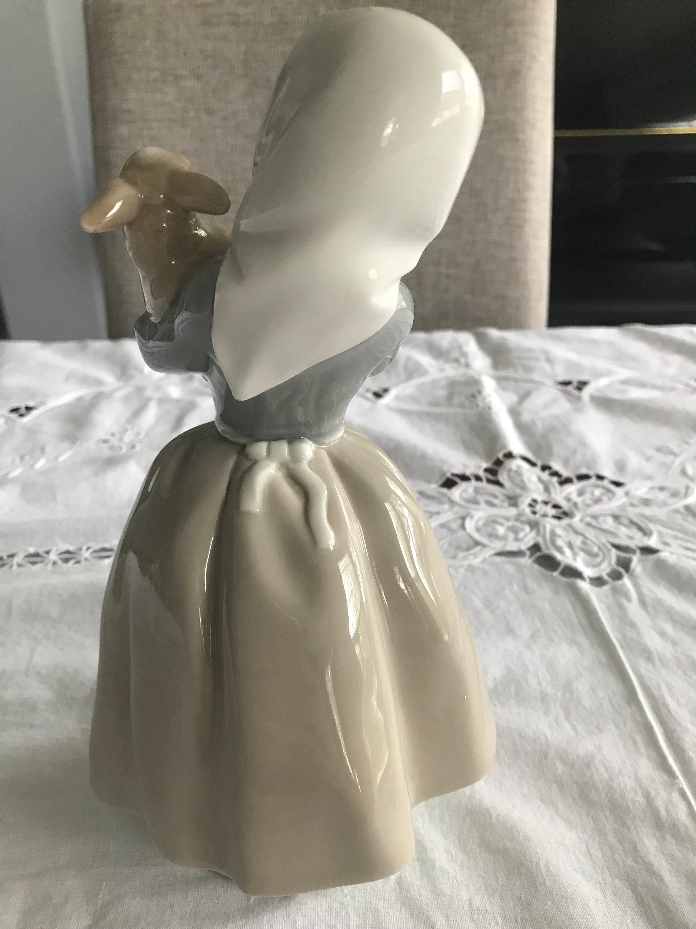ヴィンテージ ナオ リヤドロ 羊飼いの少女が子羊を抱く置物 - Etsy 日本