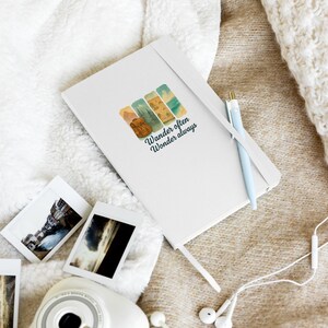 Reisetagebuch – Wonder Oft Wander Immer – Hardcover Notizbuch, 80 linierte Seiten – Aquarell Berge, Ozean, Wald & Landkarte