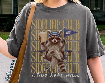 T-shirt humoristique Sideline Club pour les jours de match « Je vis ici maintenant » - T-shirt avec mème de raton laveur - Couleurs confortables - T-shirt de football - T-shirt « Maman de footballeur » - Cadeau pour maman de sportif