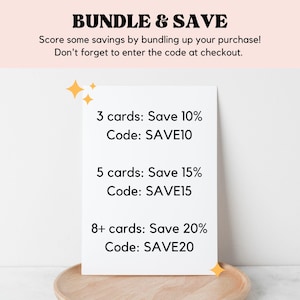 Może przedstawiać: Biała karta z czarnym tekstem opisującym kod rabatowy na zakup wielu kart. Tekst brzmi "Bundle & Save" i zawiera następujące zniżki: "3 karty: Zaoszczędź 10% Kod: SAVE10", "5 kart: Zaoszczędź 15% Kod: SAVE15" i "8+ kart: Zaoszczędź 20% Kod: SAVE20".