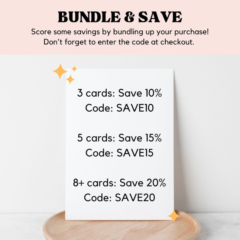Może przedstawiać: Biała karta z czarnym tekstem opisującym kod rabatowy na zakup wielu kart. Tekst brzmi "Bundle & Save" i zawiera następujące zniżki: "3 karty: Zaoszczędź 10% Kod: SAVE10", "5 kart: Zaoszczędź 15% Kod: SAVE15" i "8+ kart: Zaoszczędź 20% Kod: SAVE20".