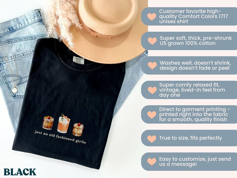 Może przedstawiać: Czarny t-shirt unisex z napisem "just an old fashioned girlie" i grafiką koktajli. Koszulka jest połączona z niebieskimi dżinsami i beżowym kapeluszem. Wykonana w 100% z bawełny.