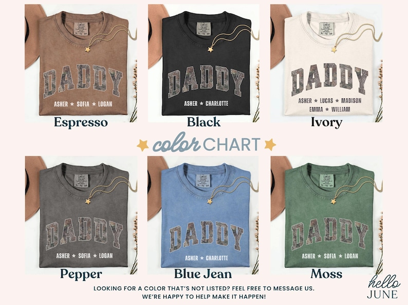 K&ouml;nnte beinhalten: Eine Farbkarte zeigt sechs T-Shirts in verschiedenen Farben: Espresso, Schwarz, Elfenbein, Pfeffer, Blue Jean und Moos. Jedes Shirt tr&auml;gt das Wort "DADDY" in einer verwaschenen Schrift im College-Stil, mit Namen darunter. Eine goldene Halskette ist auf jedem Shirt drapiert.