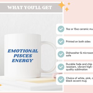 Op de afbeelding: Witte keramische mok met blauwe tekst die "EMOTIONAL PISCES ENERGY" luidt. De mok is 11 of 15 ounce en is aan beide zijden bedrukt. Hij is vaatwasser- en magnetronbestendig en gemaakt met duurzame, kleurvaste en slijtvaste, levendige sublimatie. De mok is verkrijgbaar in wit, roze of zwart.