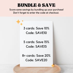 Puede incluir: Una tarjeta blanca con texto negro que describe un c&oacute;digo de descuento para comprar varias tarjetas. El texto dice "Bundle & Save" e incluye lo siguiente: "3 tarjetas: Ahorra 10% C&oacute;digo: SAVE10", "5 tarjetas: Ahorra 15% C&oacute;digo: SAVE15" y "8+ tarjetas: Ahorra 20% C&oacute;digo: SAVE20".