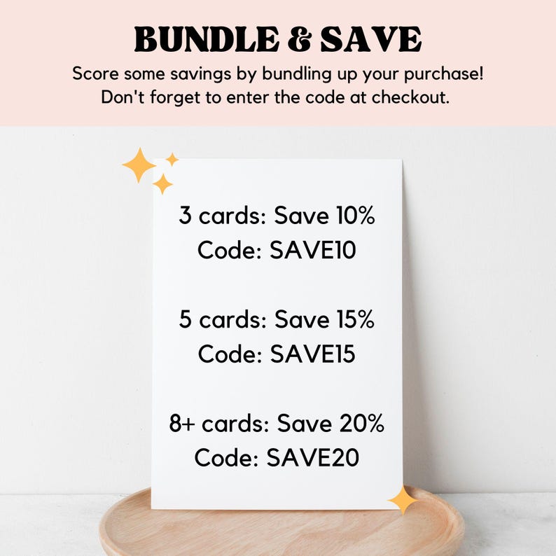 Puede incluir: Una tarjeta blanca con texto negro que describe un c&oacute;digo de descuento para comprar varias tarjetas. El texto dice "Bundle & Save" e incluye lo siguiente: "3 tarjetas: Ahorra 10% C&oacute;digo: SAVE10", "5 tarjetas: Ahorra 15% C&oacute;digo: SAVE15" y "8+ tarjetas: Ahorra 20% C&oacute;digo: SAVE20".