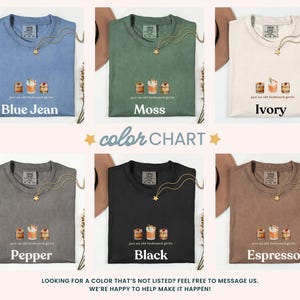 Może przedstawiać: Karta kolor&oacute;w koszulek w r&oacute;żnych kolorach: Blue Jean, Moss, Ivory, Pepper, Black i Espresso. Każda koszulka ma małą grafikę i napis "just an old fashioned girl". Złoty naszyjnik z zawieszką w kształcie gwiazdy jest przewieszony przez każdą koszulkę.