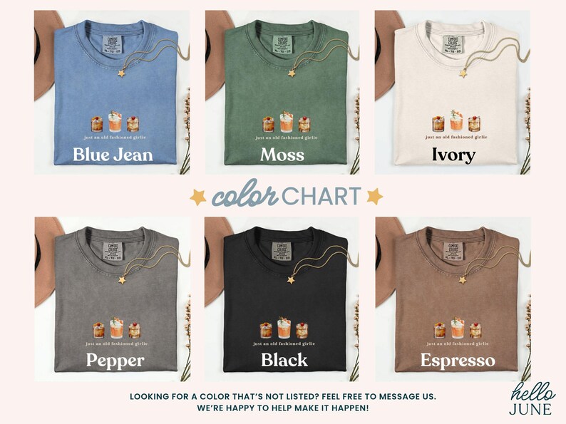Może przedstawiać: Karta kolor&oacute;w koszulek w r&oacute;żnych kolorach: Blue Jean, Moss, Ivory, Pepper, Black i Espresso. Każda koszulka ma małą grafikę i napis "just an old fashioned girl". Złoty naszyjnik z zawieszką w kształcie gwiazdy jest przewieszony przez każdą koszulkę.