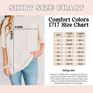 Puede incluir: Una camiseta beige con una tabla de tallas para camisas Comfort Colors 1717. La tabla enumera las tallas S a 4XL, con medidas de ancho y largo en pulgadas. La modelo lleva una camisa XL.