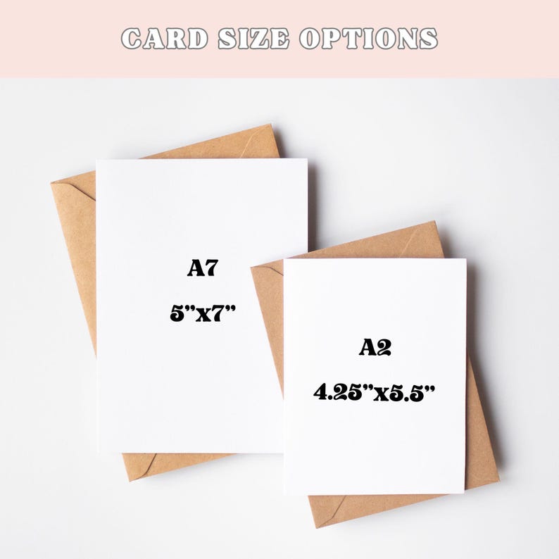 Puede incluir: Dos tarjetas blancas con sobres marrones que muestran diferentes tama&ntilde;os de tarjetas. La primera tarjeta dice "A7 5"x7" y la segunda tarjeta dice "A2 4.25"x5.5"