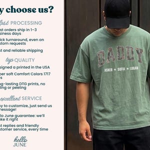 K&ouml;nnte beinhalten: Ein moosgr&uuml;nes T-Shirt mit dem Wort "DADDY" in einem Camouflage-Schriftzug auf der Brust, darunter die Namen "ASHER", "SOFIA" und "LOGAN". Das Shirt ist Teil einer Bekleidungslinie.