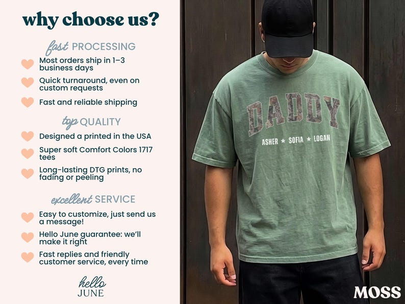 K&ouml;nnte beinhalten: Ein moosgr&uuml;nes T-Shirt mit dem Wort "DADDY" in einem Camouflage-Schriftzug auf der Brust, darunter die Namen "ASHER", "SOFIA" und "LOGAN". Das Shirt ist Teil einer Bekleidungslinie.