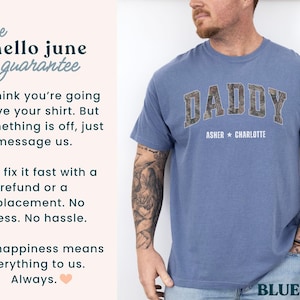 K&ouml;nnte beinhalten: Blaues Jeans-T-Shirt mit dem Wort "DADDY" in einem Camouflage-Design auf der Brust. Darunter stehen die Namen "Asher" und "Charlotte". Das Shirt hat kurze &Auml;rmel und einen Rundhalsausschnitt.